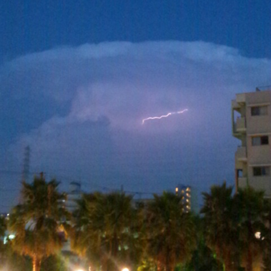 かなとこ雲と稲妻コラボ