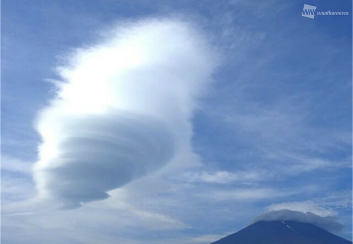 富士山の近くに巨大な”つるし雲” | ウェザーニュース