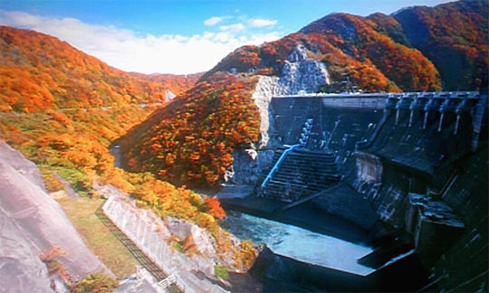 ダムと紅葉の素敵な関係 ダムと紅葉の素敵な関係